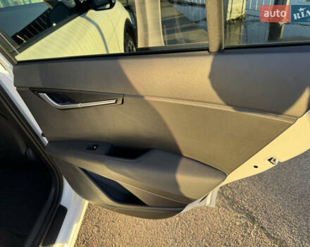 Білий Кіа Niro, об'ємом двигуна 1.58 л та пробігом 61 тис. км за 25990 $, фото 36 на Automoto.ua