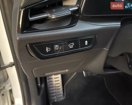 Білий Кіа Niro, об'ємом двигуна 0 л та пробігом 90 тис. км за 25300 $, фото 28 на Automoto.ua