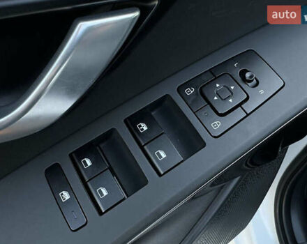 Білий Кіа Niro, об'ємом двигуна 0 л та пробігом 27 тис. км за 18700 $, фото 18 на Automoto.ua
