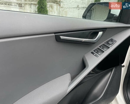 Білий Кіа Niro, об'ємом двигуна 1.6 л та пробігом 15 тис. км за 25900 $, фото 20 на Automoto.ua