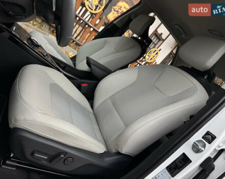 Білий Кіа Niro, об'ємом двигуна 0 л та пробігом 85 тис. км за 26899 $, фото 109 на Automoto.ua