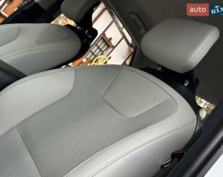 Білий Кіа Niro, об'ємом двигуна 0 л та пробігом 85 тис. км за 26899 $, фото 107 на Automoto.ua