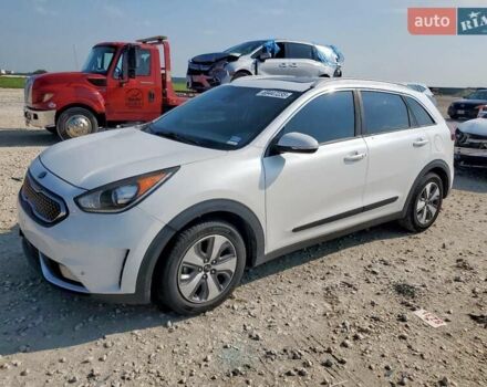 Белый Киа Niro, объемом двигателя 1.58 л и пробегом 160 тыс. км за 3100 $, фото 1 на Automoto.ua