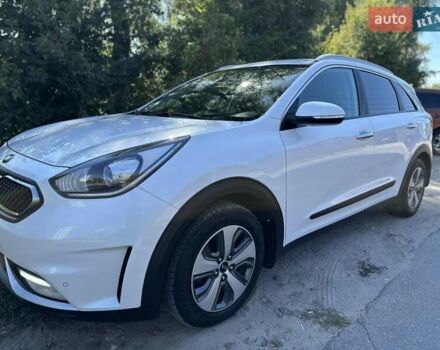Белый Киа Niro, объемом двигателя 1.58 л и пробегом 128 тыс. км за 16999 $, фото 1 на Automoto.ua