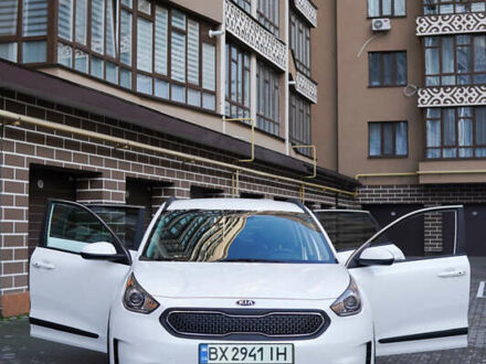 Белый Киа Niro, объемом двигателя 1.58 л и пробегом 325 тыс. км за 11200 $, фото 1 на Automoto.ua