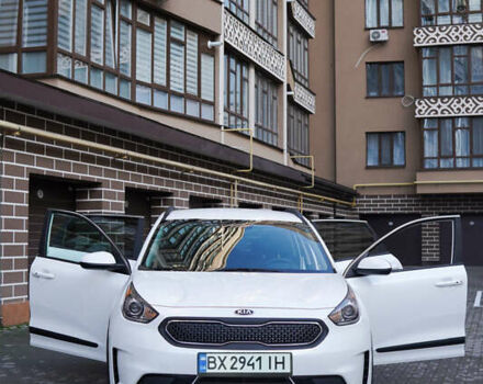 Білий Кіа Niro, об'ємом двигуна 1.58 л та пробігом 325 тис. км за 13000 $, фото 1 на Automoto.ua