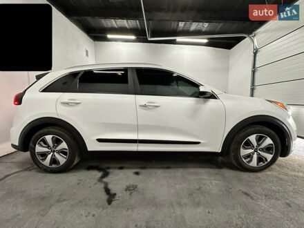 Киа Niro 2019 в Львове на Automoto.ua Белый Киа Niro, объемом двигателя 1.58 л и пробегом 103 тыс. км за 16500 $, фото 1 на Automoto.ua