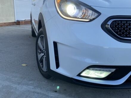 Белый Киа Niro, объемом двигателя 1.6 л и пробегом 101 тыс. км за 17700 $, фото 1 на Automoto.ua