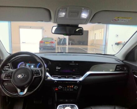 Чорний Кіа Niro, об'ємом двигуна 0 л та пробігом 122 тис. км за 18300 $, фото 8 на Automoto.ua
