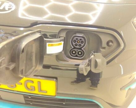 Чорний Кіа Niro, об'ємом двигуна 0 л та пробігом 122 тис. км за 18300 $, фото 19 на Automoto.ua