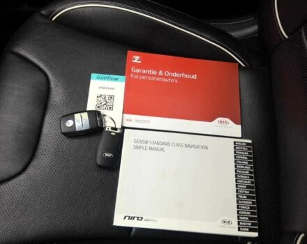 Чорний Кіа Niro, об'ємом двигуна 0 л та пробігом 122 тис. км за 18300 $, фото 7 на Automoto.ua
