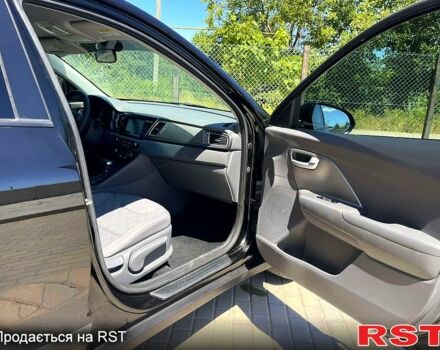 Черный Киа Niro, объемом двигателя 1.6 л и пробегом 137 тыс. км за 15000 $, фото 4 на Automoto.ua