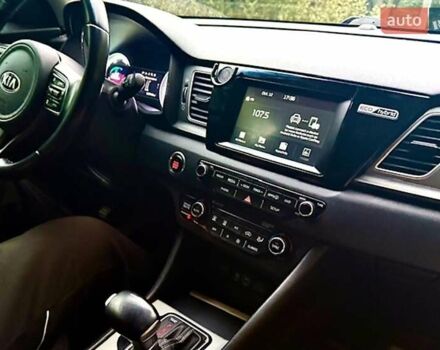 Чорний Кіа Niro, об'ємом двигуна 1.58 л та пробігом 177 тис. км за 13990 $, фото 13 на Automoto.ua