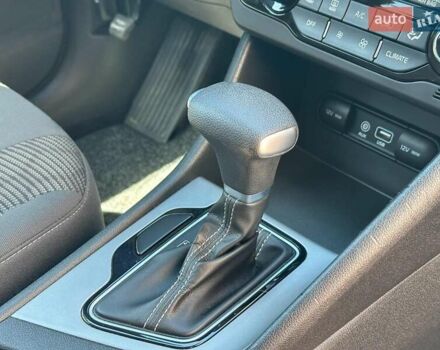 Чорний Кіа Niro, об'ємом двигуна 1.6 л та пробігом 65 тис. км за 17440 $, фото 23 на Automoto.ua