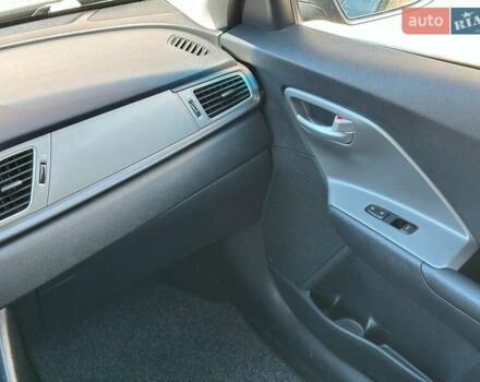 Чорний Кіа Niro, об'ємом двигуна 1.6 л та пробігом 65 тис. км за 17440 $, фото 19 на Automoto.ua