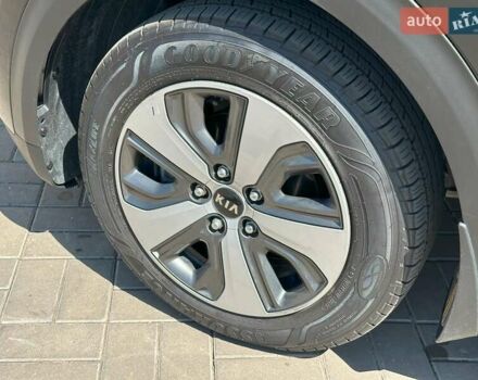 Чорний Кіа Niro, об'ємом двигуна 1.6 л та пробігом 65 тис. км за 17440 $, фото 8 на Automoto.ua