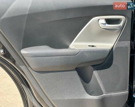 Чорний Кіа Niro, об'ємом двигуна 1.6 л та пробігом 65 тис. км за 17440 $, фото 15 на Automoto.ua