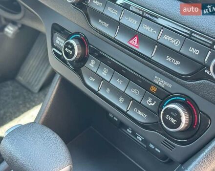Чорний Кіа Niro, об'ємом двигуна 1.6 л та пробігом 65 тис. км за 17440 $, фото 24 на Automoto.ua