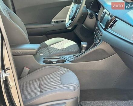 Чорний Кіа Niro, об'ємом двигуна 1.6 л та пробігом 65 тис. км за 17440 $, фото 21 на Automoto.ua