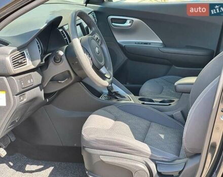 Чорний Кіа Niro, об'ємом двигуна 1.6 л та пробігом 65 тис. км за 17440 $, фото 10 на Automoto.ua