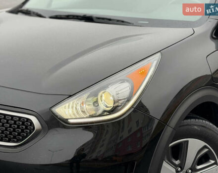 Черный Киа Niro, объемом двигателя 1.6 л и пробегом 98 тыс. км за 18999 $, фото 3 на Automoto.ua