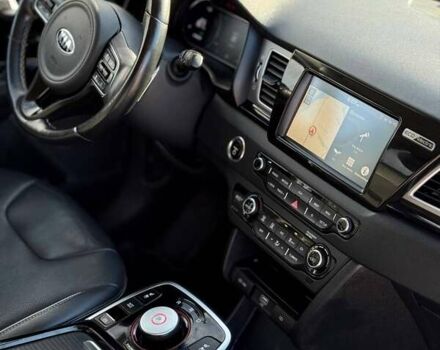 Чорний Кіа Niro, об'ємом двигуна 0 л та пробігом 137 тис. км за 22000 $, фото 10 на Automoto.ua