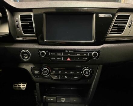 Чорний Кіа Niro, об'ємом двигуна 0 л та пробігом 155 тис. км за 13700 $, фото 15 на Automoto.ua