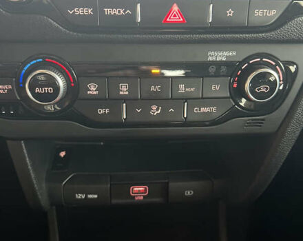 Чорний Кіа Niro, об'ємом двигуна 0 л та пробігом 138 тис. км за 17900 $, фото 9 на Automoto.ua