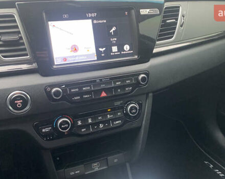 Чорний Кіа Niro, об'ємом двигуна 0 л та пробігом 159 тис. км за 17999 $, фото 10 на Automoto.ua