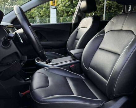 Чорний Кіа Niro, об'ємом двигуна 0 л та пробігом 111 тис. км за 16900 $, фото 5 на Automoto.ua