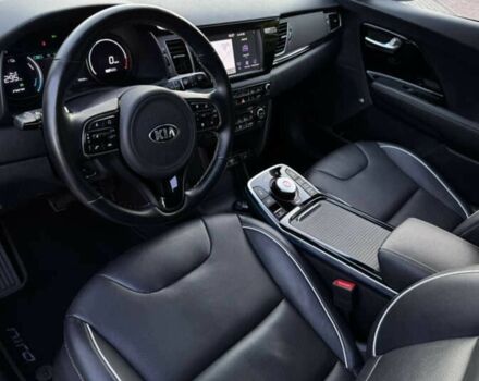 Чорний Кіа Niro, об'ємом двигуна 0 л та пробігом 111 тис. км за 16900 $, фото 7 на Automoto.ua