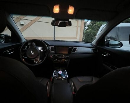 Чорний Кіа Niro, об'ємом двигуна 0 л та пробігом 105 тис. км за 17999 $, фото 5 на Automoto.ua