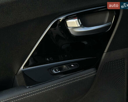 Чорний Кіа Niro, об'ємом двигуна 0 л та пробігом 93 тис. км за 18700 $, фото 46 на Automoto.ua