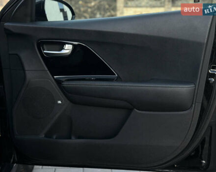 Чорний Кіа Niro, об'ємом двигуна 0 л та пробігом 93 тис. км за 18700 $, фото 66 на Automoto.ua