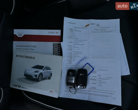 Чорний Кіа Niro, об'ємом двигуна 0 л та пробігом 93 тис. км за 18700 $, фото 72 на Automoto.ua