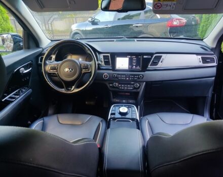 Чорний Кіа Niro, об'ємом двигуна 0 л та пробігом 121 тис. км за 19280 $, фото 5 на Automoto.ua