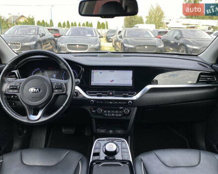 Чорний Кіа Niro, об'ємом двигуна 0 л та пробігом 64 тис. км за 23700 $, фото 3 на Automoto.ua