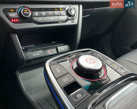 Чорний Кіа Niro, об'ємом двигуна 0 л та пробігом 70 тис. км за 22350 $, фото 27 на Automoto.ua