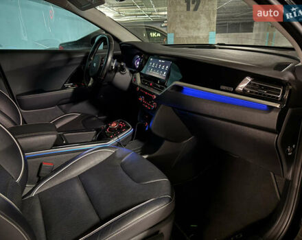 Чорний Кіа Niro, об'ємом двигуна 0 л та пробігом 107 тис. км за 18999 $, фото 7 на Automoto.ua