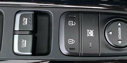 Чорний Кіа Niro, об'ємом двигуна 0 л та пробігом 70 тис. км за 22350 $, фото 9 на Automoto.ua