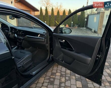 Чорний Кіа Niro, об'ємом двигуна 0 л та пробігом 69 тис. км за 21500 $, фото 37 на Automoto.ua