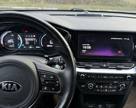 Чорний Кіа Niro, об'ємом двигуна 0 л та пробігом 93 тис. км за 18900 $, фото 15 на Automoto.ua