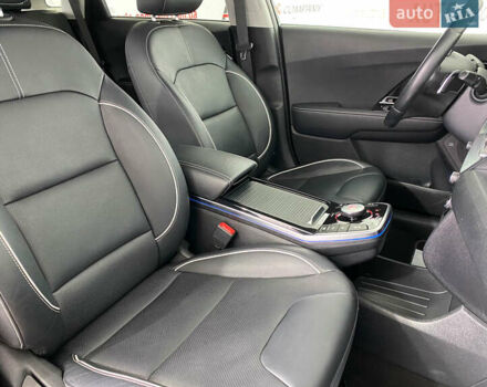 Чорний Кіа Niro, об'ємом двигуна 0 л та пробігом 70 тис. км за 22350 $, фото 12 на Automoto.ua