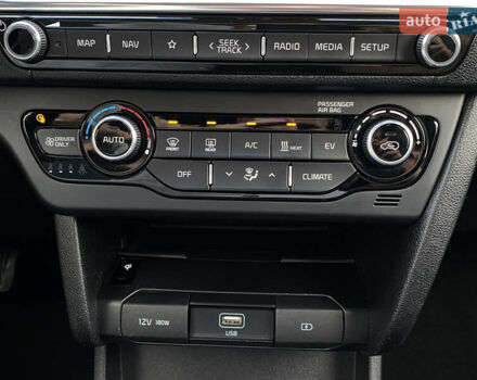 Чорний Кіа Niro, об'ємом двигуна 0 л та пробігом 64 тис. км за 23700 $, фото 67 на Automoto.ua