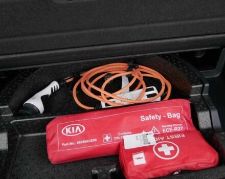 Черный Киа Niro, объемом двигателя 0 л и пробегом 104 тыс. км за 20775 $, фото 4 на Automoto.ua