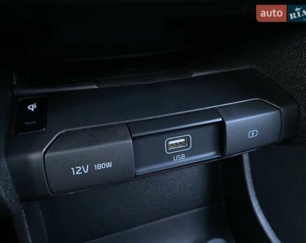 Чорний Кіа Niro, об'ємом двигуна 0 л та пробігом 88 тис. км за 21900 $, фото 8 на Automoto.ua