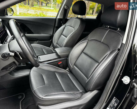Чорний Кіа Niro, об'ємом двигуна 0 л та пробігом 107 тис. км за 20500 $, фото 4 на Automoto.ua