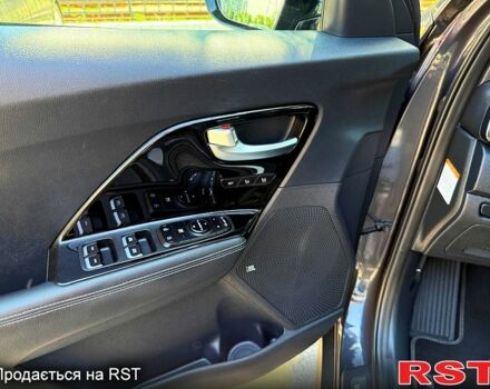 Черный Киа Niro, объемом двигателя 64 л и пробегом 85 тыс. км за 19500 $, фото 4 на Automoto.ua