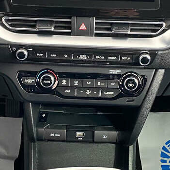 Чорний Кіа Niro, об'ємом двигуна 0 л та пробігом 70 тис. км за 22350 $, фото 26 на Automoto.ua