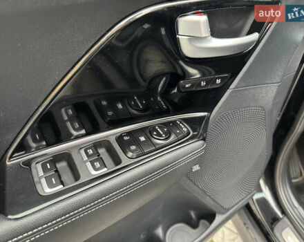 Чорний Кіа Niro, об'ємом двигуна 0 л та пробігом 109 тис. км за 17499 $, фото 12 на Automoto.ua